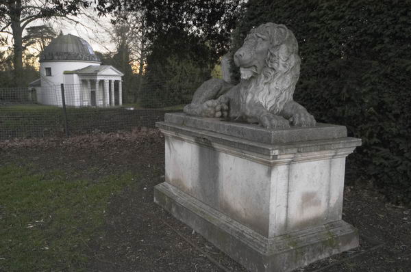 Picture © Peter Marshall, 2004