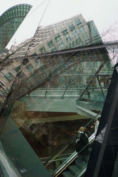 © 2006, Peter Marshall. Canary Wharf & the City