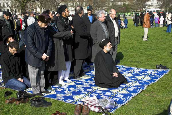 Muslims oppose Samarra bombing. © 2006, Peter Marshall