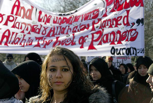 Muslims oppose Samarra bombing. © 2006, Peter Marshall