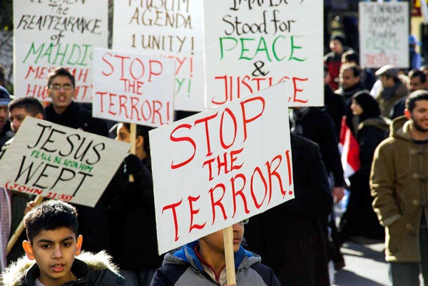 Muslims oppose Samarra bombing. © 2006, Peter Marshall