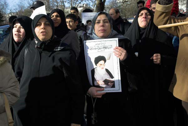 Muslims oppose Samarra bombing. © 2006, Peter Marshall