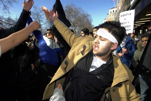 Muslims oppose Samarra bombing. © 2006, Peter Marshall