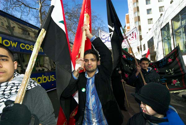 Muslims oppose Samarra bombing. © 2006, Peter Marshall