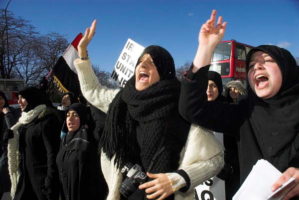 Muslims oppose Samarra bombing. © 2006, Peter Marshall