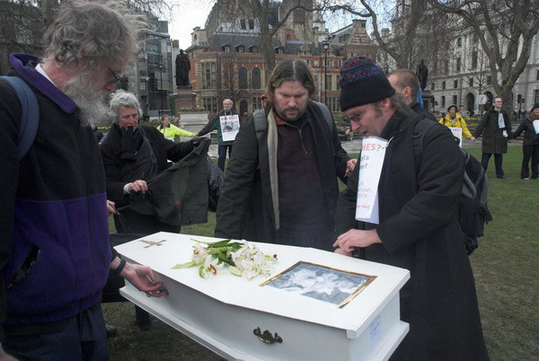 Naming the Dead - 2 Years After Fallujah © 2006, Peter Marshall