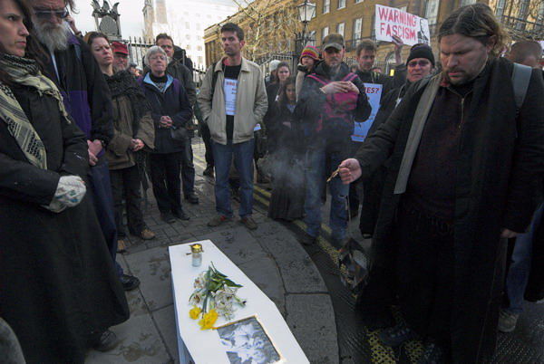 Naming the Dead - 2 Years After Fallujah © 2006, Peter Marshall