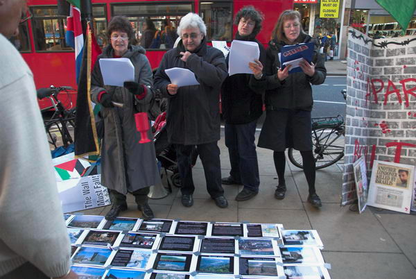 Oxford St, London. Boycott Israli goods © Peter Marshall, 2006