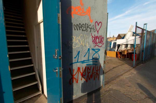 Hackney Wick: (C) Peter Marshall, 2003-2005