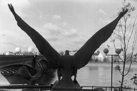 Sculpture at Battersea Bridge